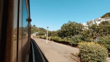 DEVON, takriben 2022 - İngiltere 'nin Güney Devon sahilleri boyunca buharlı trenle seyahat