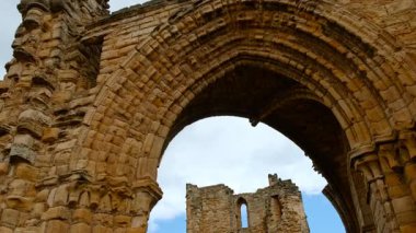 TYNEMOUTH, takriben 2022 - Bir zamanlar Northumberland, İngiltere, İngiltere 'nin en büyük güçlendirilmiş alanlarından biri olan Tynemouth Manastırı ve Kalesi' nin kuruluşu