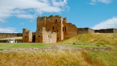TYNEMOUTH, 2022 dolaylarında bir zamanlar Northumberland, İngiltere 'nin en büyük güçlendirilmiş alanlarından biri olan Tynemouth Manastırı ve Kalesi' nin kurucu çekimi.