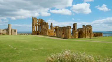 TYNEMOUTH, takriben 2022 - Bir zamanlar Northumberland, İngiltere, İngiltere 'nin en büyük güçlendirilmiş alanlarından biri olan Tynemouth Manastırı ve Kalesi' nin kuruluşu