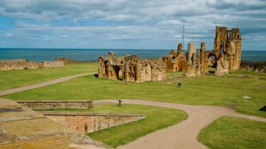 TYNEMOUTH, takriben 2022 - Bir zamanlar Northumberland, İngiltere, İngiltere 'nin en büyük güçlendirilmiş alanlarından biri olan Tynemouth Manastırı ve Kalesi' nin kuruluşu