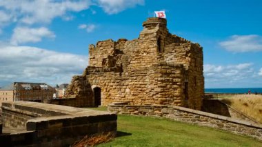 TYNEMOUTH, takriben 2022 - Bir zamanlar Northumberland, İngiltere, İngiltere 'nin en büyük güçlendirilmiş alanlarından biri olan Tynemouth Manastırı ve Kalesi' nin kuruluşu