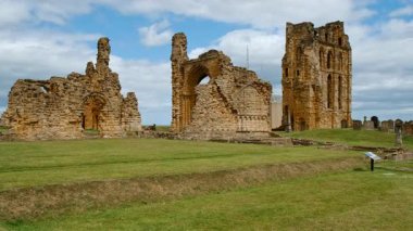 TYNEMOUTH, takriben 2022 - Bir zamanlar Northumberland, İngiltere, İngiltere 'nin en büyük güçlendirilmiş alanlarından biri olan Tynemouth Manastırı ve Kalesi' nin kuruluşu