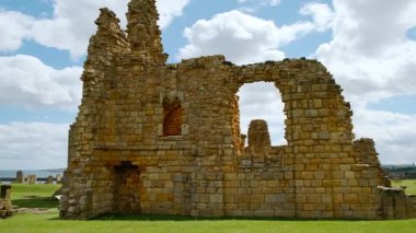 TYNEMOUTH, takriben 2022 - Bir zamanlar Northumberland, İngiltere, İngiltere 'nin en büyük güçlendirilmiş alanlarından biri olan Tynemouth Manastırı ve Kalesi' nin kuruluşu