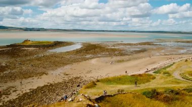 LINDISFARNE, takriben 2022 - İngiltere 'nin Northumberland kentindeki Kutsal Lindisfarne Adası' nın M.S. 6. yüzyıla dayanan kayıtlı tarihi