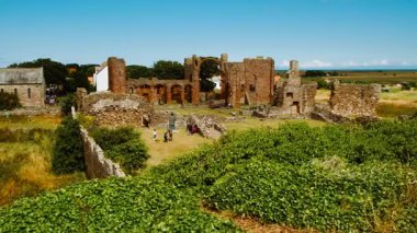 LINDISFARNE, takriben 2022 - İngiltere 'nin Northumberland kentindeki Kutsal Lindisfarne Adası' nın M.S. 6. yüzyıla dayanan kayıtlı tarihi