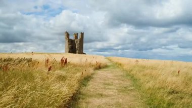DUNSTANBURGH, 2022 dolaylarında İngiltere 'nin kuzeyinde Northumberland sahilinde 14. yüzyıldan kalma Dunstanburgh Kalesi' nin kuruluşu.