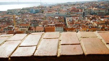 Lizbon, Portekiz sineması, tüm şehir merkezini, Tagus nehrini ve Lizbon, Portekiz 'deki Ponte 25 de Abril köprüsünü denetliyor.