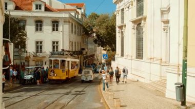 LISBON, takriben 2022 - Lizbon Katedrali 'ne yakın, tarihi 1147 yılına dayanan sarı bir tramvayla Alfama' nın resimli sokaklarını gözler önüne sermek
