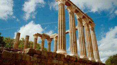 Evora 'nın güzel Roma Tapınağı' nın ya da İ.Ö. 1. yüzyıldan kalma önemli bir eser olan Diana Tapınağı 'nın sinematik görüntüleri.