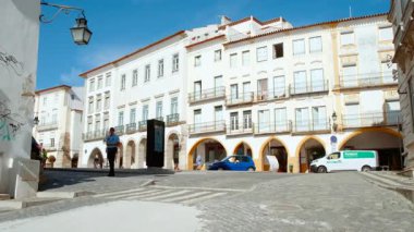 EVORA, 2022 dolaylarında - Evora, Portekiz 'in göbeğindeki Giraldo Meydanı' nın açık hava kafeleri ve hoş bir ortam ile sahne çekimi