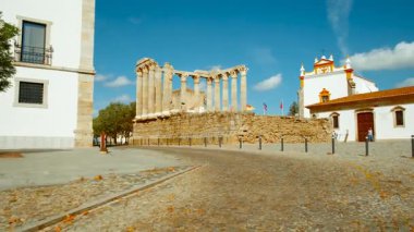 EVORA, yaklaşık 2022 - Roma 'nın güzel Evora Tapınağı' nın ya da Diana Tapınağı 'nın M.S. 1. yüzyıla dayanan önemli bir simgesi olan sinematik çekimi