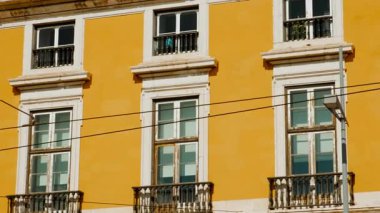 Portekiz, Lizbon 'un Baixa semtinde Rua Augusta Kemeri' nin yer aldığı ikonik Ticaret Meydanı 'nın yakın plan çekimi.