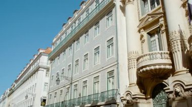 LISBON, circa 2022 - Portekiz 'in Lizbon şehir merkezindeki Baixa bölgesinde Ouro caddesinde zarif ve ayrıntılı binaların manzarası