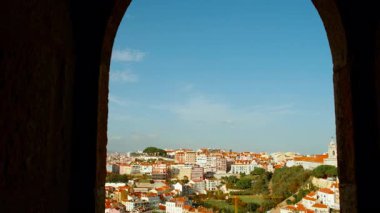 Lizbon, Portekiz 'in eski kasabasının mükemmel bir resmi. Güzel çerçevelenmiş ve yukarıdan görülüyor. Ünlü Rossio Meydanı da buna dahil.