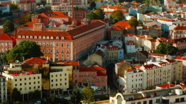 LISBON, 2022 dolaylarında Portekiz 'in Lizbon şehrinin ünlü Martim Moniz meydanı da dahil olmak üzere eski bir kasabasının aydınlık güneşli bir günde çekilmiş bir fotoğrafı.