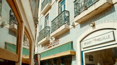 LISBON, takriben 2022 - Lizbon şehir merkezindeki ünlü Chiado bölgesinin pitoresk caddeleri boyunca 28 numaralı ikonik tramvayla seyahat