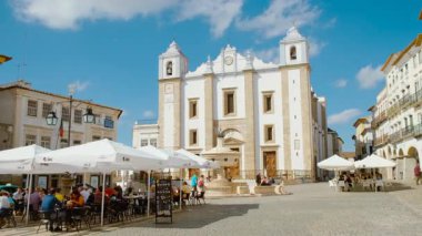 EVORA, 2022 dolaylarında - Evora, Portekiz 'in göbeğindeki Giraldo Meydanı' nın açık hava kafeleri ve hoş bir ortam ile sahne çekimi