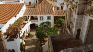 Eski kentin panoramik manzarası ve Portekiz 'in Evora şehrinde bir UNESCO Dünya Mirası Alanı olan güzel, beyaz boyalı evler.