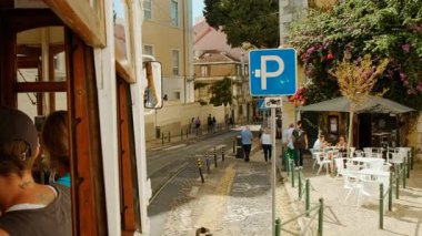 LISBON, takriben 2022 - Lizbon, Portekiz 'in en eski ve en ünlü bölgesi olan Alfama' nın pitoresk caddeleri boyunca 28 numaralı ikonik tramvayla seyahat