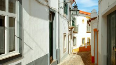 Portekiz, Evora 'nın dar ve pitoresk sokaklarını keşfetmek, sarı aksanlı ünlü beyaz boyalı evlerin yer aldığı