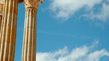 Evora 'nın güzel Roma Tapınağı' nın ya da İ.Ö. 1. yüzyıldan kalma önemli bir eser olan Diana Tapınağı 'nın sinematik görüntüleri.