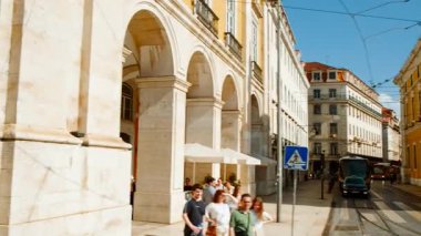 LISBON, 2022 dolaylarında Portekiz, Lizbon şehir merkezi Baixa bölgesindeki ünlü ticaret meydanı ve Augusta caddesi boyunca ikonik tramvayla seyahat ediyor.