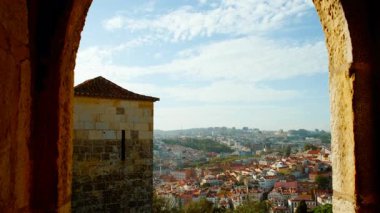 Lizbon, Portekiz 'in eski kasabasının mükemmel bir resmi. Güzel çerçevelenmiş ve yukarıdan görülüyor. Ünlü Rossio Meydanı da buna dahil.
