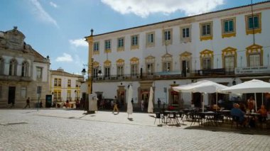 EVORA, 2022 dolaylarında - Evora, Portekiz 'in göbeğindeki Giraldo Meydanı' nın açık hava kafeleri ve hoş bir ortam ile sahne çekimi
