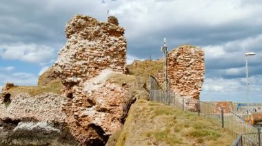 İskoçya 'nın güzel sahil kasabası Dunbar' ın çekimlerinin yapıldığı İngiltere 'de 1574 yılına dayanan bir liman bulunuyor.