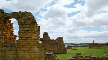 TYNEMOUTH, takriben 2022 - Bir zamanlar Northumberland, İngiltere, İngiltere 'nin en büyük güçlendirilmiş alanlarından biri olan Tynemouth Manastırı ve Kalesi' nin kuruluşu