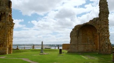 TYNEMOUTH, takriben 2022 - Bir zamanlar Northumberland, İngiltere, İngiltere 'nin en büyük güçlendirilmiş alanlarından biri olan Tynemouth Manastırı ve Kalesi' nin kuruluşu