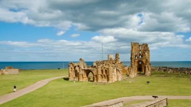 TYNEMOUTH, takriben 2022 - Bir zamanlar Northumberland, İngiltere, İngiltere 'nin en büyük güçlendirilmiş alanlarından biri olan Tynemouth Manastırı ve Kalesi' nin kuruluşu