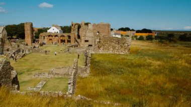 LINDISFARNE, takriben 2022 - İngiltere 'nin Northumberland kentindeki Kutsal Lindisfarne Adası' nın M.S. 6. yüzyıla dayanan kayıtlı tarihi
