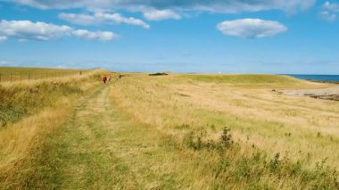 İngiltere 'nin Northumberland kentindeki Kutsal Lindisfarne Adası' nın M.S. 6. yüzyıla kadar uzanan kayıtlarla çekilmesi.