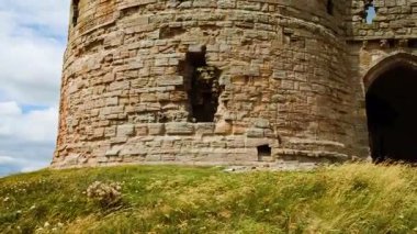 DUNSTANBURGH, 2022 dolaylarında İngiltere 'nin kuzeyinde Northumberland sahilinde 14. yüzyıldan kalma Dunstanburgh Kalesi' nin kuruluşu.