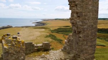 DUNSTANBURGH, 2022 dolaylarında İngiltere 'nin kuzeyinde Northumberland sahilinde 14. yüzyıldan kalma Dunstanburgh Kalesi' nin kuruluşu.