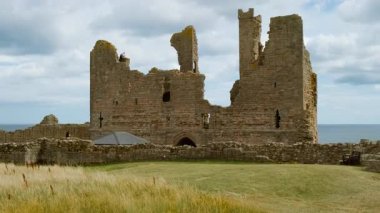 DUNSTANBURGH, 2022 dolaylarında İngiltere 'nin kuzeyinde Northumberland sahilinde 14. yüzyıldan kalma Dunstanburgh Kalesi' nin kuruluşu.