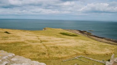 DUNSTANBURGH, 2022 dolaylarında İngiltere 'nin kuzeyinde Northumberland sahilinde 14. yüzyıldan kalma Dunstanburgh Kalesi' nin kuruluşu.