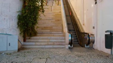 LISBON, circa 2022 - Lizbon, Portekiz şehir merkezindeki geleneksel bina cepheleri ve dükkanların geniş açılı görünümü