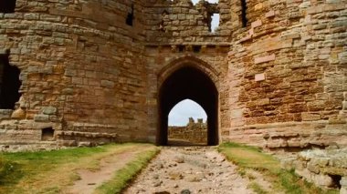 DUNSTANBURGH, 2022 dolaylarında İngiltere 'nin kuzeyinde Northumberland sahilinde 14. yüzyıldan kalma Dunstanburgh Kalesi' nin kuruluşu.
