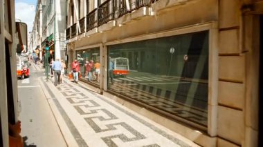LISBON, takriben 2022 - Lizbon şehir merkezi Baixa caddeleri boyunca 28 numaralı ikonik tramvayla seyahat