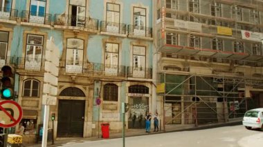 LISBON, takriben 2022 - Lizbon, Portekiz 'in Alfama ilçesinin pitoresk caddeleri boyunca 28 numaralı ikonik tramvayda seyahat