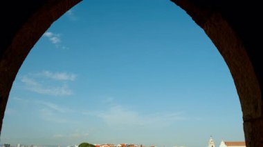 Lizbon, Portekiz 'in eski kasabasının mükemmel bir resmi. Güzel çerçevelenmiş ve yukarıdan görülüyor. Ünlü Rossio Meydanı da buna dahil.