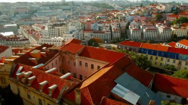 Lizbon, Portekiz 'in eski kasabasının telefoto görüntüsü. Parlak, güneşli bir günde ünlü Martim Moniz meydanı da dahil.