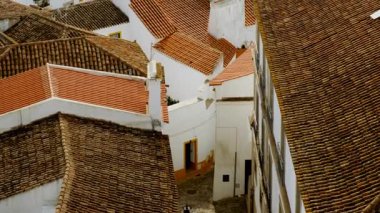 Eski kentin panoramik manzarası ve Portekiz 'in Evora şehrinde bir UNESCO Dünya Mirası Alanı olan güzel, beyaz boyalı evler.
