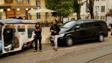 LISBON, takriben 2022 - Lizbon, Portekiz 'in Alfama ilçesinin pitoresk caddeleri boyunca 28 numaralı ikonik tramvayda seyahat