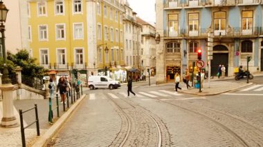 LISBON, takriben 2022 - Lizbon, Portekiz 'in Alfama ilçesinin pitoresk caddeleri boyunca 28 numaralı ikonik tramvayda seyahat