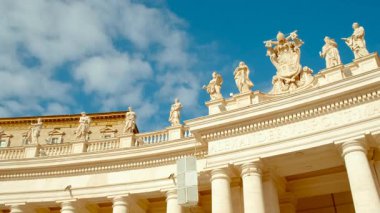 Vatikan 'ın Aziz Petrus Meydanı' ndaki sütunlar, Aziz Petrus Bazilikası 'nı çevreleyen 284 sütunluk dairesel bir atari salonu, Aziz Petrus Bazilikası, di San Pietro ve kare.