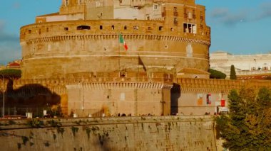 ROME, 2022 - Nefes kesici bir günbatımı Castel Sant 'Angelo, Ponte Sant' Angelo köprüsü ve Roma, İtalya 'daki dolambaçlı Tiber nehri aydınlatır